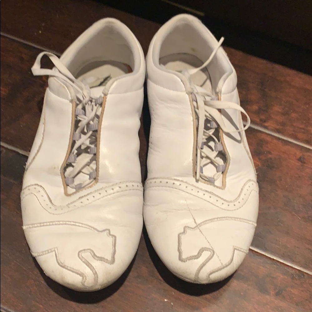 Tennis shoes